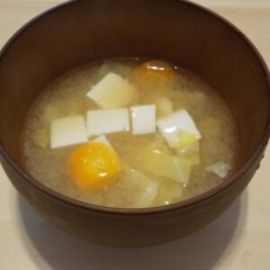 豆腐とキャベツと人参の味噌汁